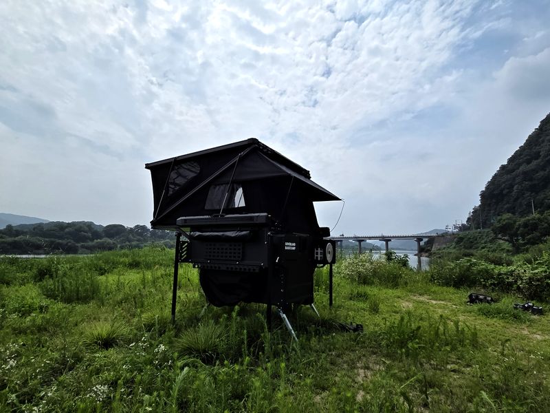 依靠支腿自立的 GOAT 露营厢，大本营模式
