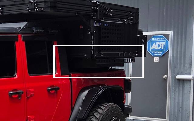 Side hard case for Jeep Gladiator 1