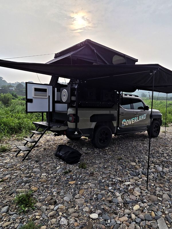 黎明时分在河边展开的 Swing Shelter 遮阳篷